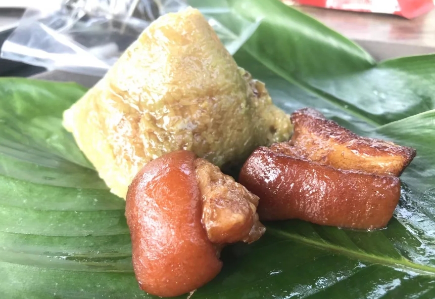 帶皮黑豬肘粽